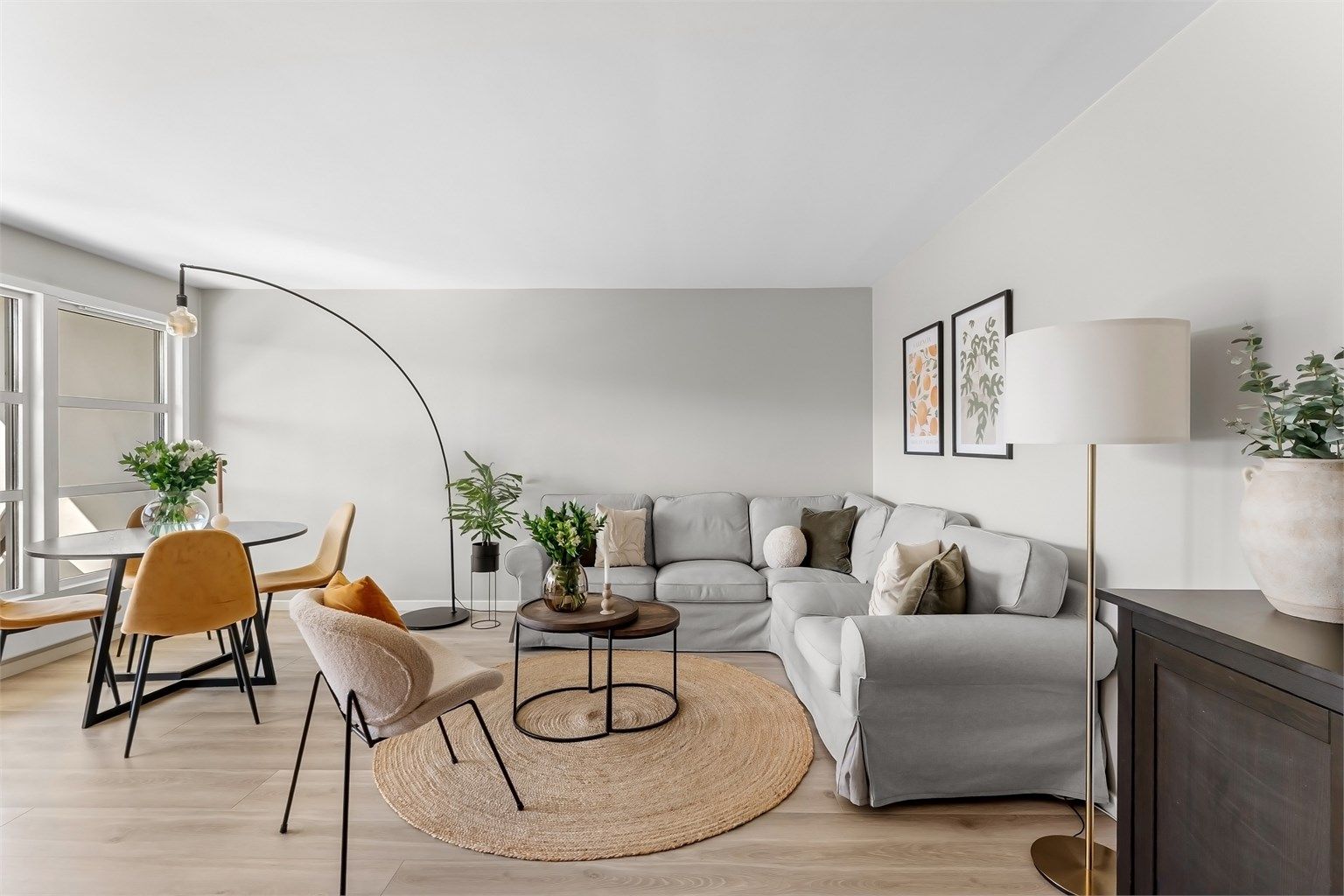 Romslig og delikat stue med store vindusflater som gir rikelig med naturlig lys