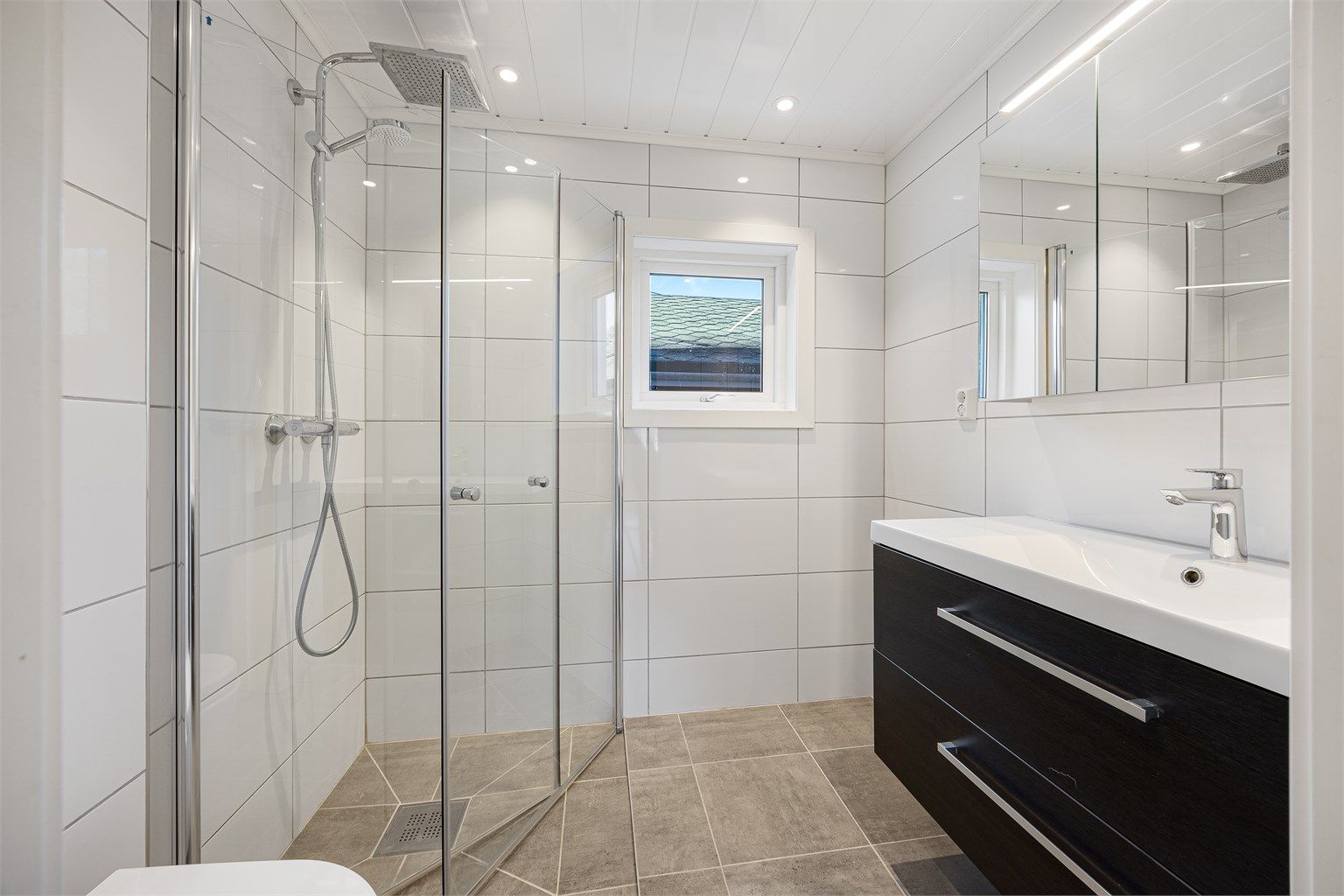 Badet ble rehabilitert i 2022 med flislagte overflater og elektriske varmekabler i gulvet.