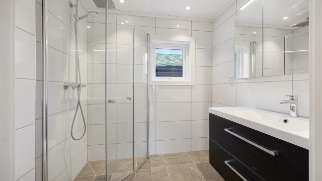 Badet ble rehabilitert i 2022 med flislagte overflater og elektriske varmekabler i gulvet.