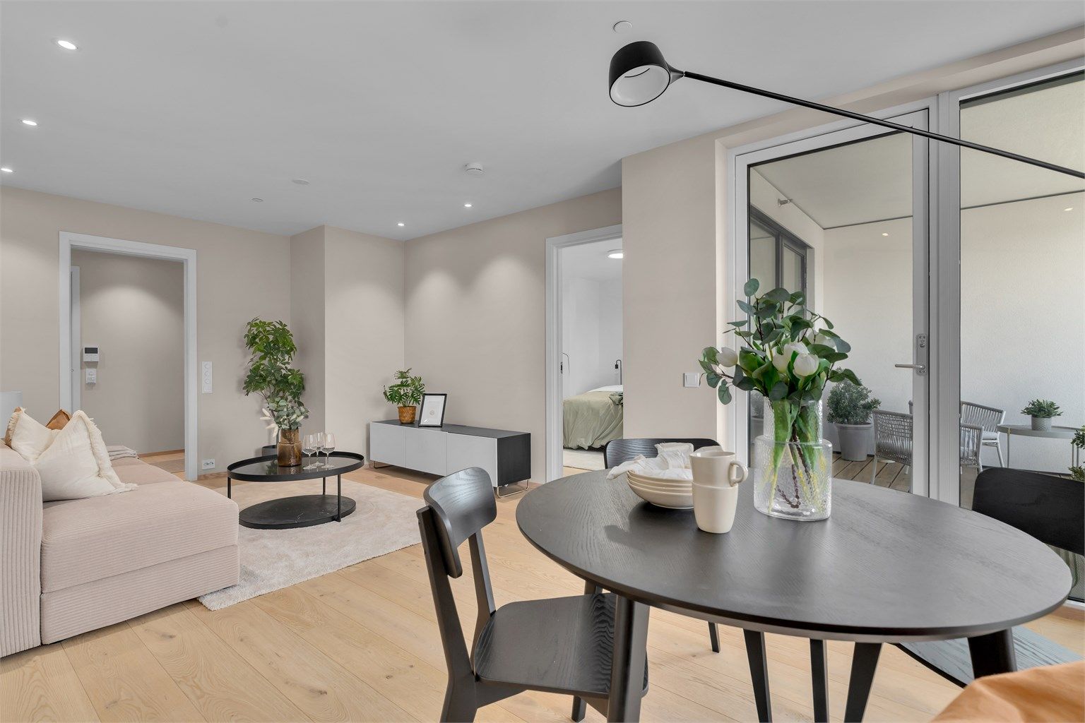 Stuen byr på en åpen og luftig løsning, med god plass til både sofagruppe og spisebord for de gode stundene med familie og venner.