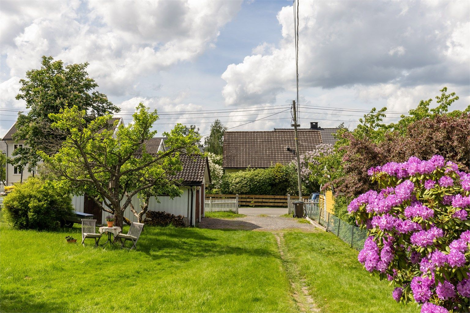 Fra innkjørselen går det en liten sti frem til inngangspartiet