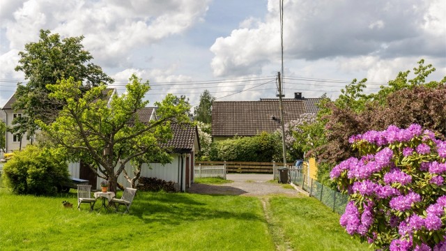 Fra innkjørselen går det en liten sti frem til inngangspartiet