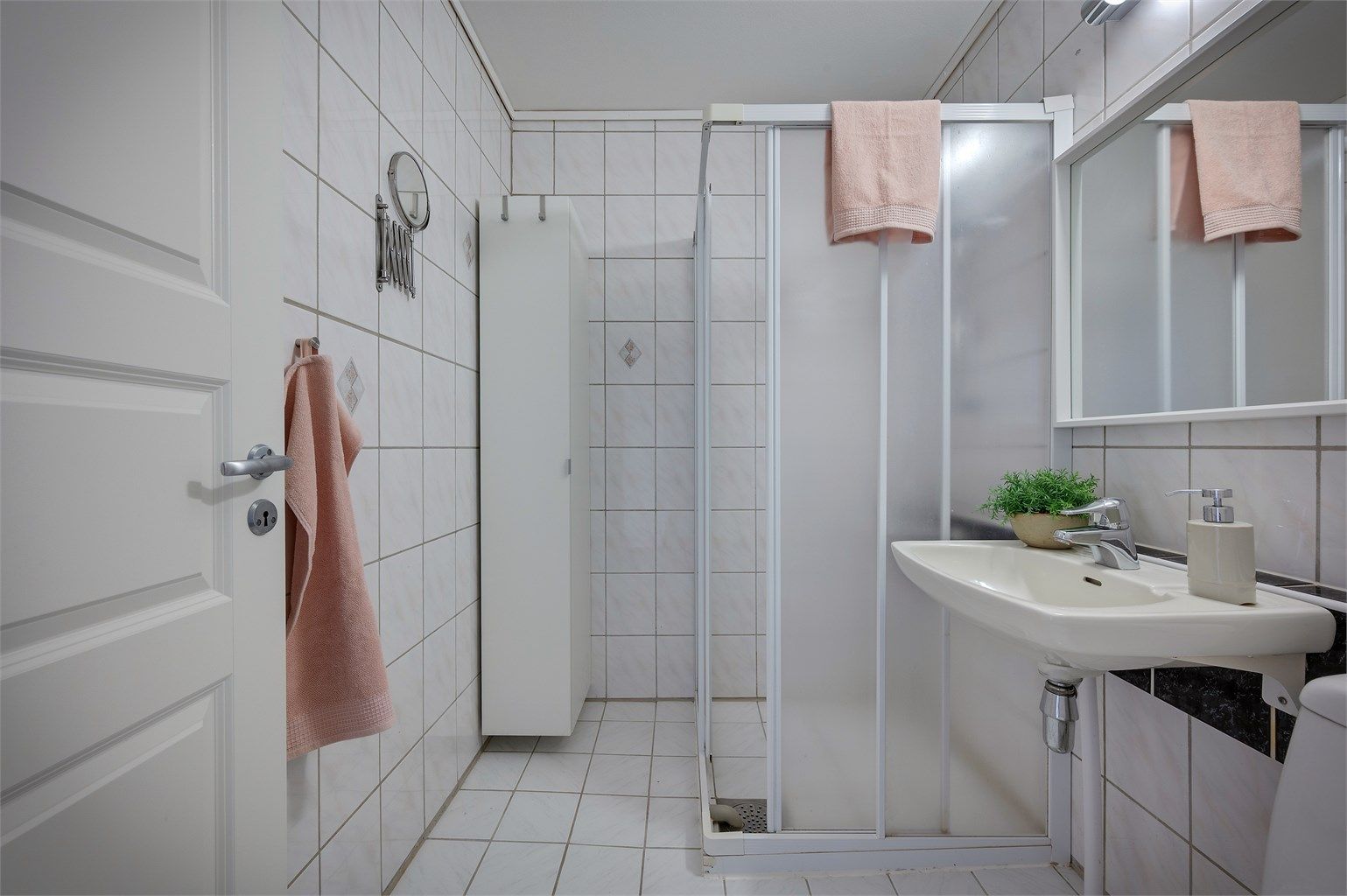 Leilighetens bad er helfliset med varmekabler i gulv og fremstår velfungerende.