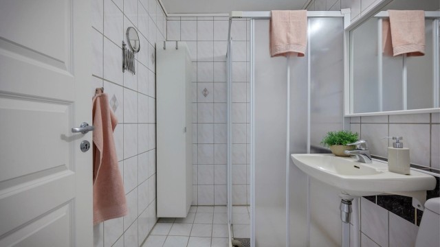 Leilighetens bad er helfliset med varmekabler i gulv og fremstår velfungerende.