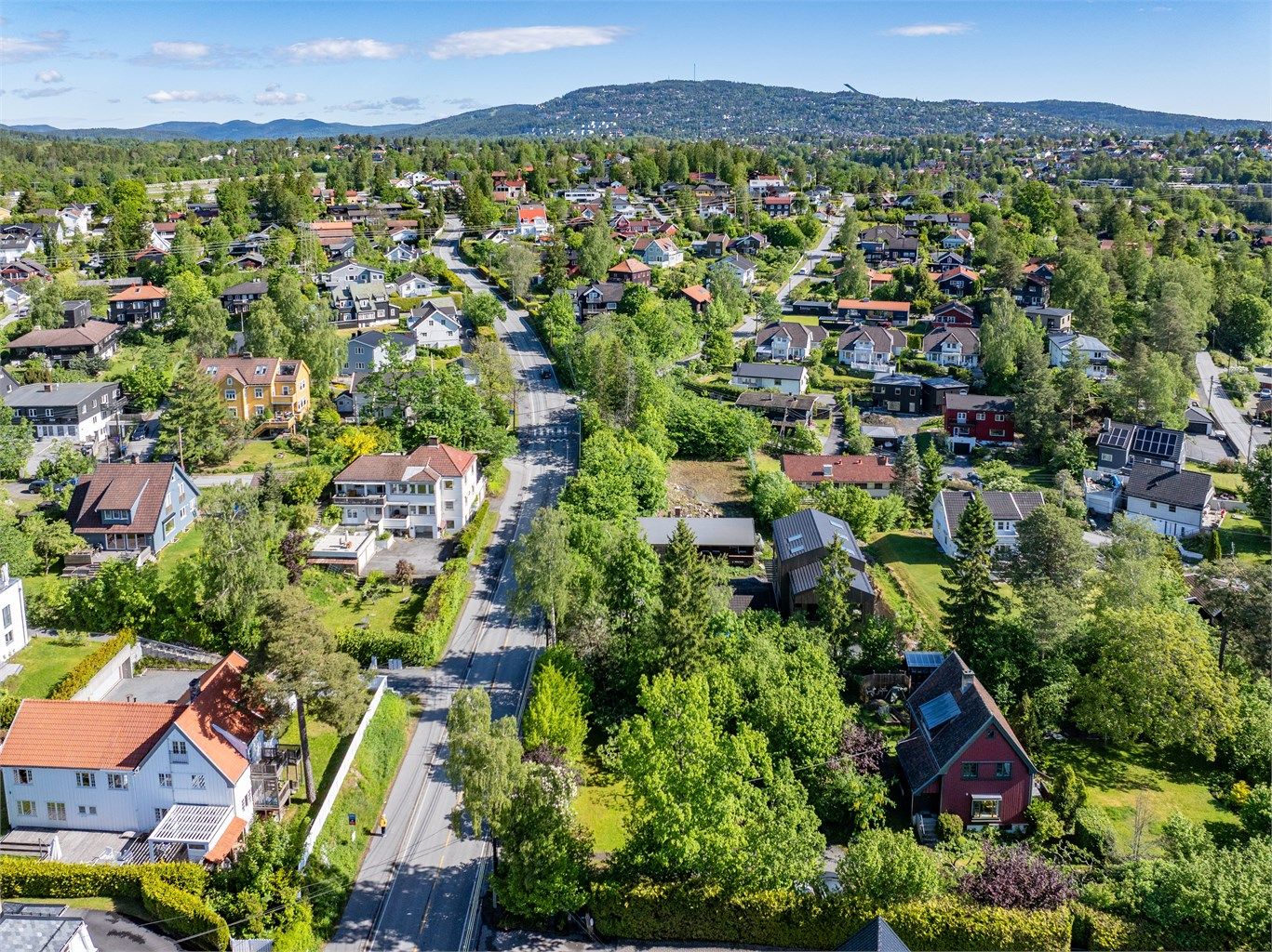 Kollektivtilbudet er meget godt med bussholdeplass rett utenfor tomten med rutene 140 og 140N (nattbuss). Du har også Jar T-banestasjon i kort gangavstand fra tomten og gir deg enkel tilgang til Majorstuen og Oslo sentrum. 