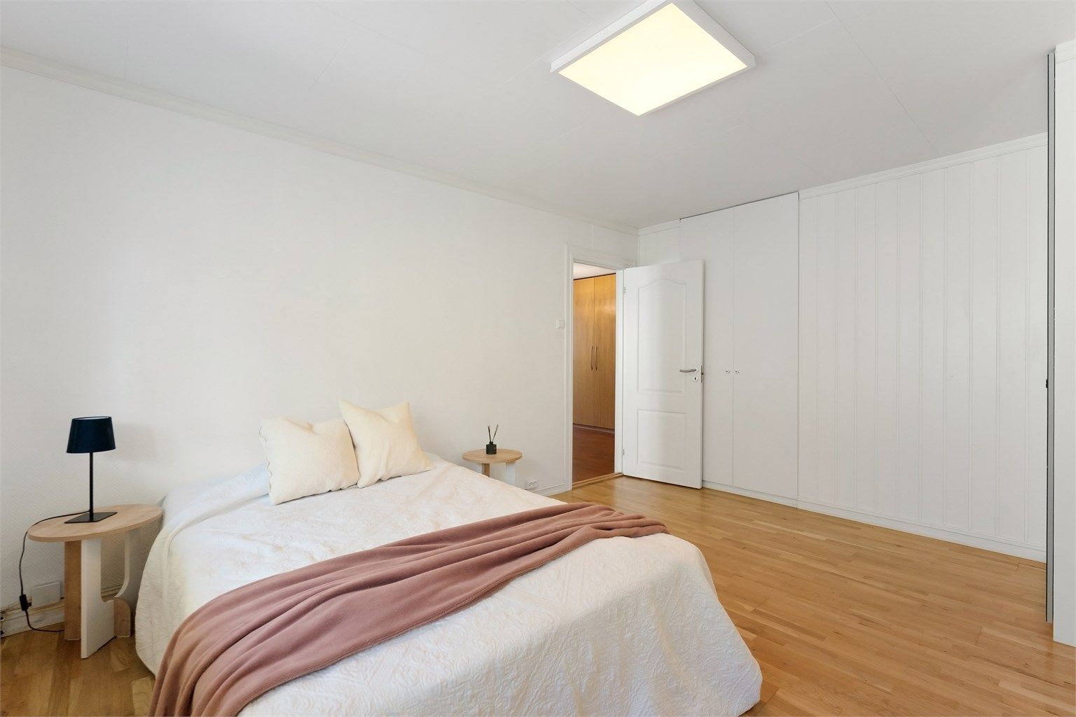 Skyvedørsgarderobe gir effektiv og arealsmart oppbevaring.
