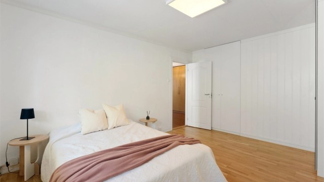 Skyvedørsgarderobe gir effektiv og arealsmart oppbevaring.