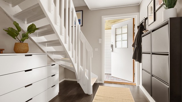 Entré med gulvvarme og adkomst via overbygd inngangsparti.
