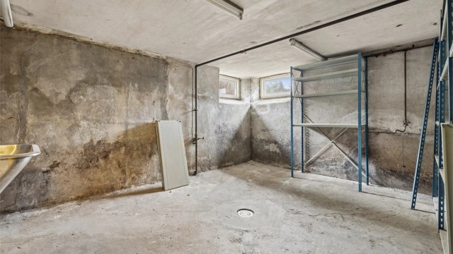 Uinnredet kjellerrom med støpt gulv.