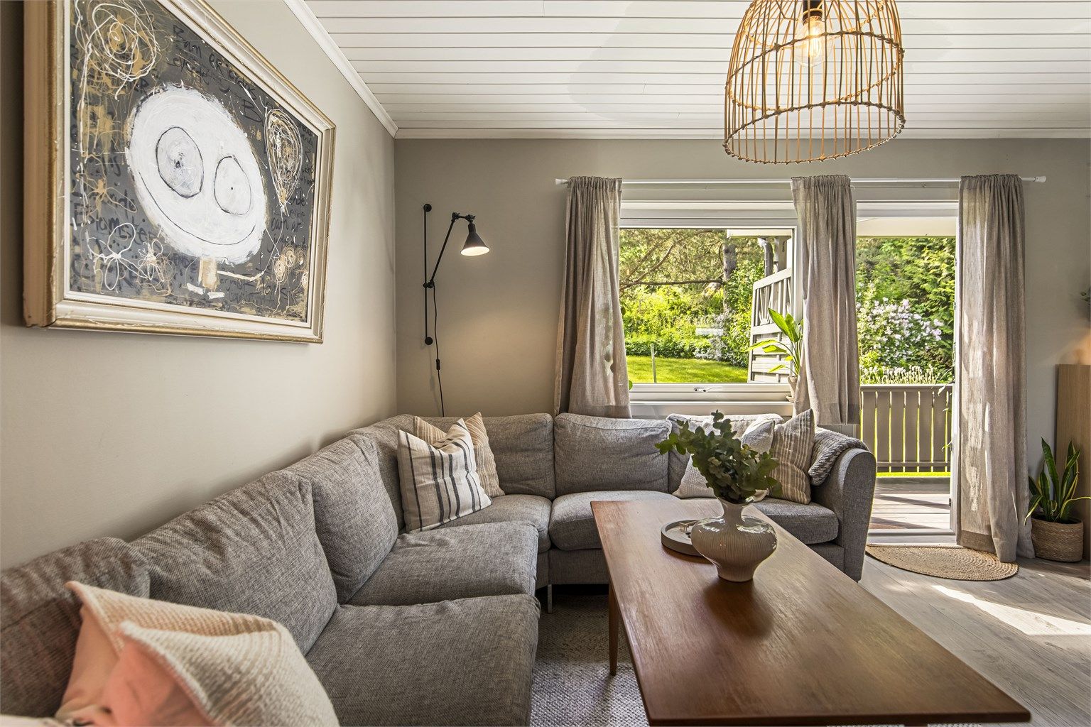 Stuen er enkel å møblere med plass til en stor hjørnesofa.