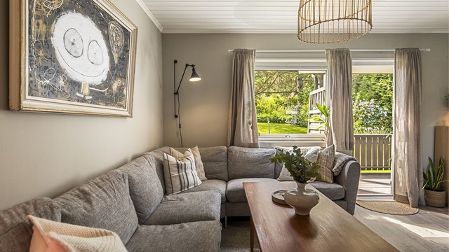Stuen er enkel å møblere med plass til en stor hjørnesofa.