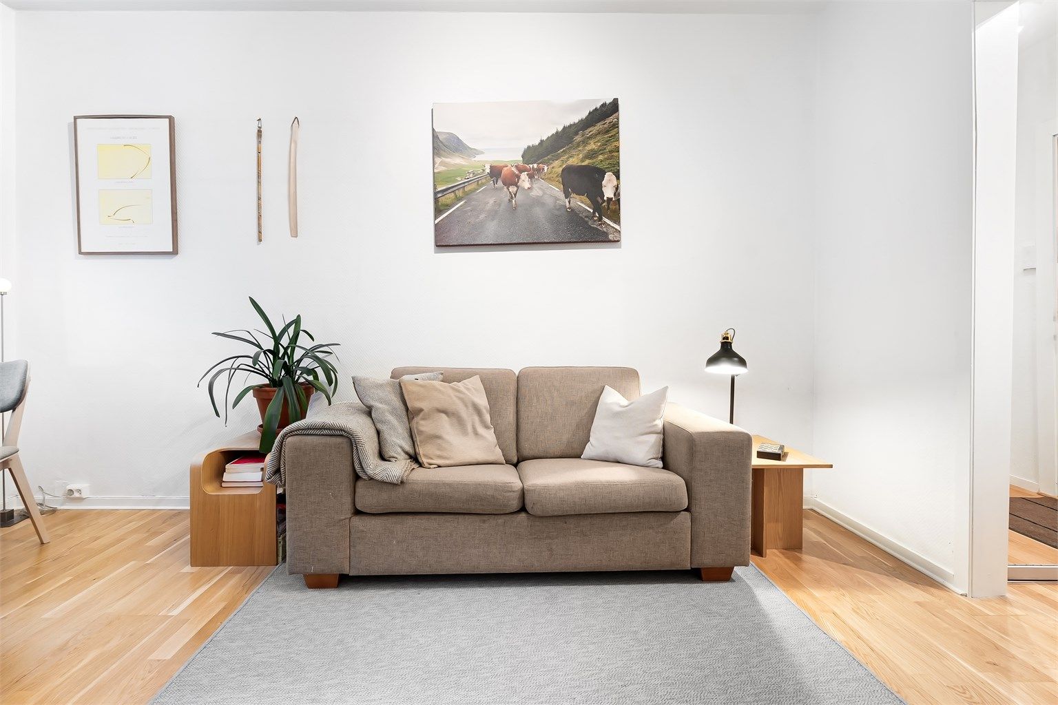 Stuen er møblert med sofagruppe med tilhørende salongbord. 