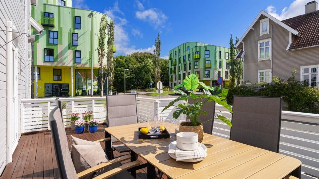 God plass til hagemøbler på terrassen. Direkte utgang fra kjøkken.