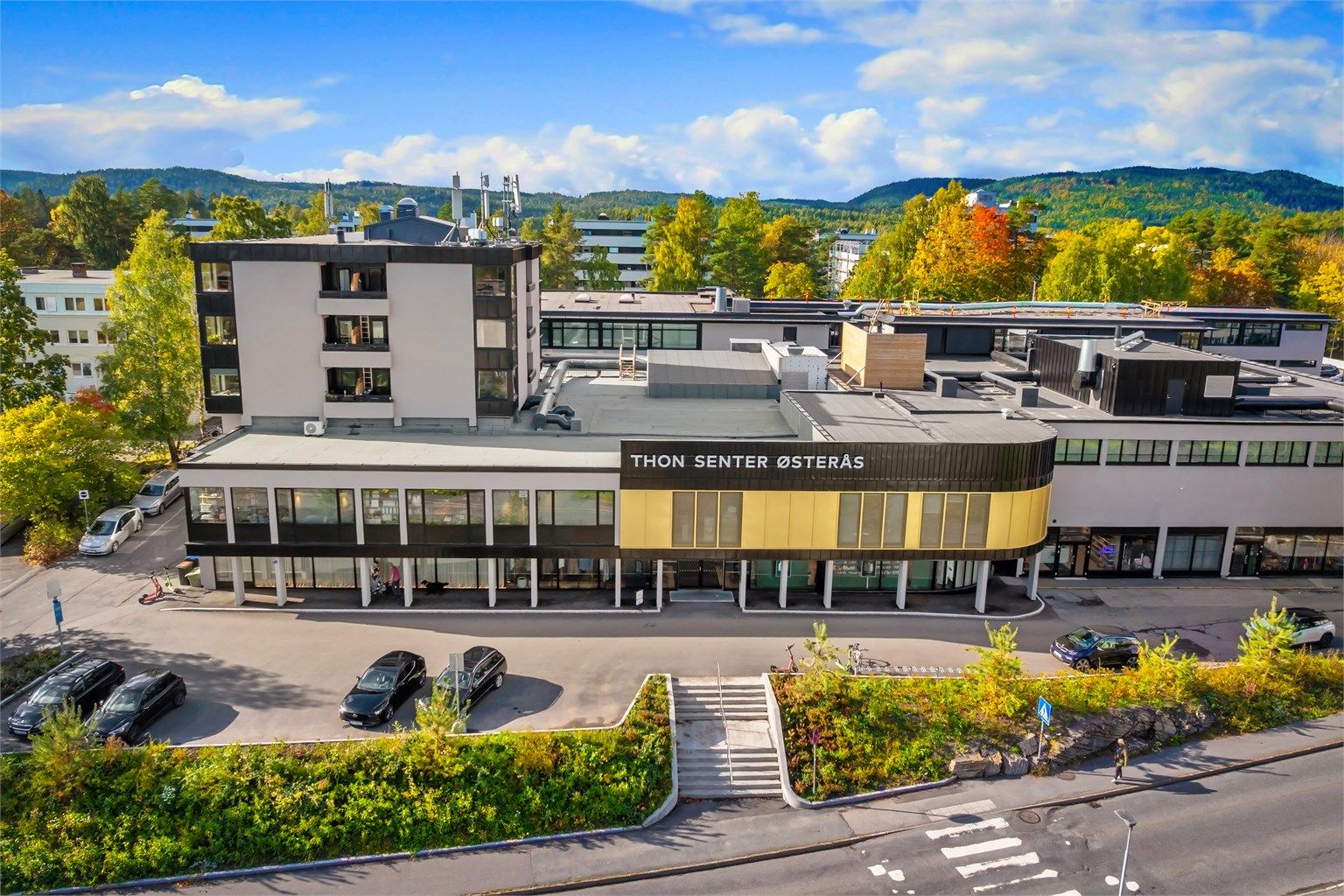 Kort gangavstand til Østerås Senter med Meny, apotek, Vinmonopol og kafé.