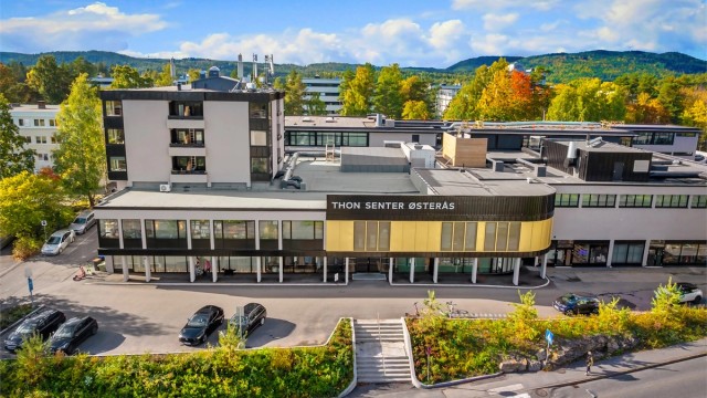 Kort gangavstand til Østerås Senter med Meny, apotek, Vinmonopol og kafé.