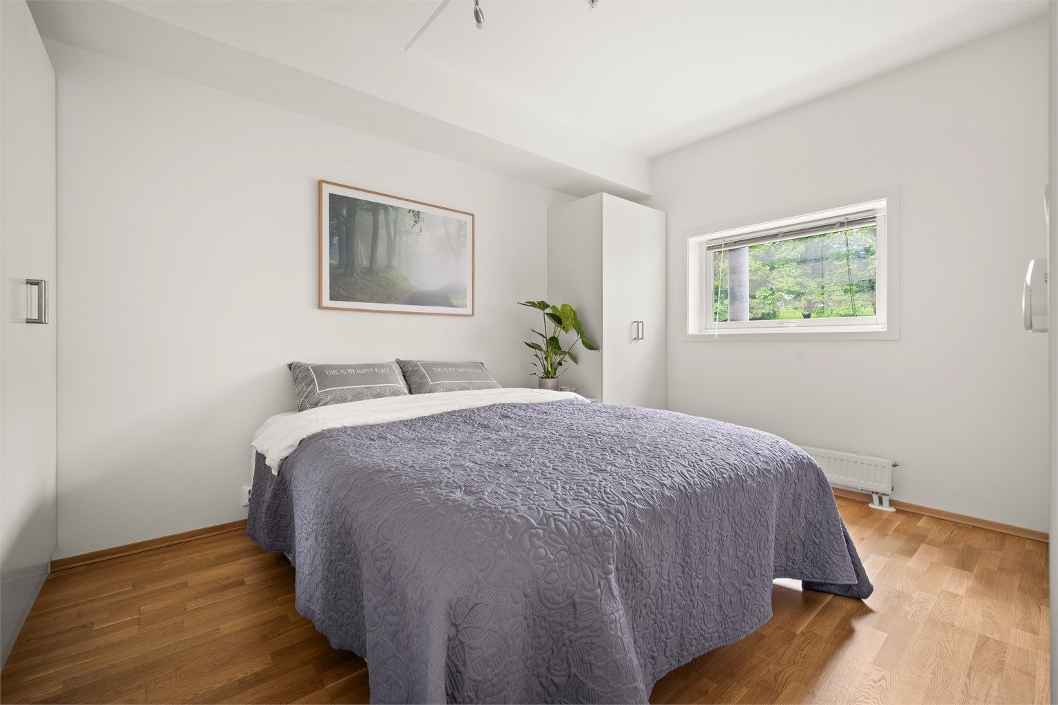 Soverommet har parkett på gulv og oppvarming med radiator. Rommet vender samme vei som balkongen og har omtrent ingen innsyn.