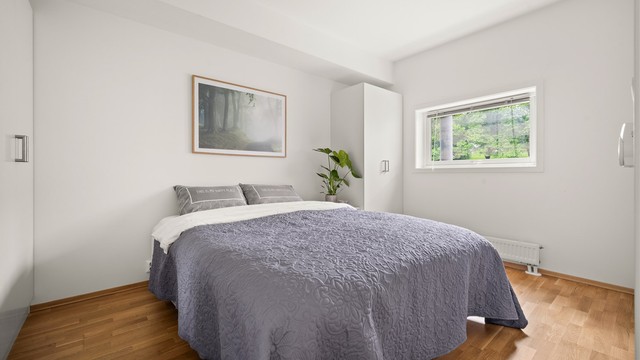 Soverommet har parkett på gulv og oppvarming med radiator. Rommet vender samme vei som balkongen og har omtrent ingen innsyn.