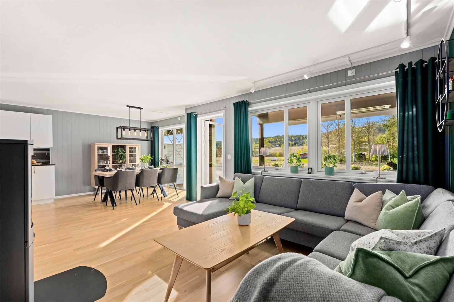 3-roms selveier fra 2017. Trappefri adkomst og landlig utsikt.