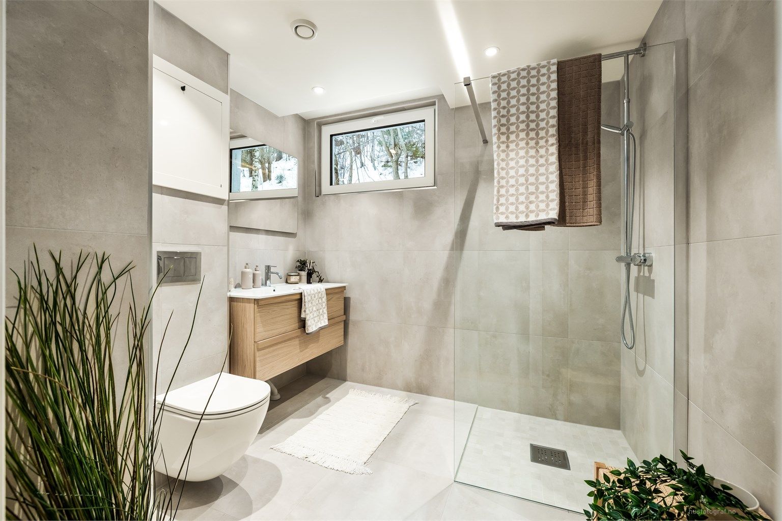 Her er det varme i gulvet for ekstra komfort, samt store, moderne flisoverflater.