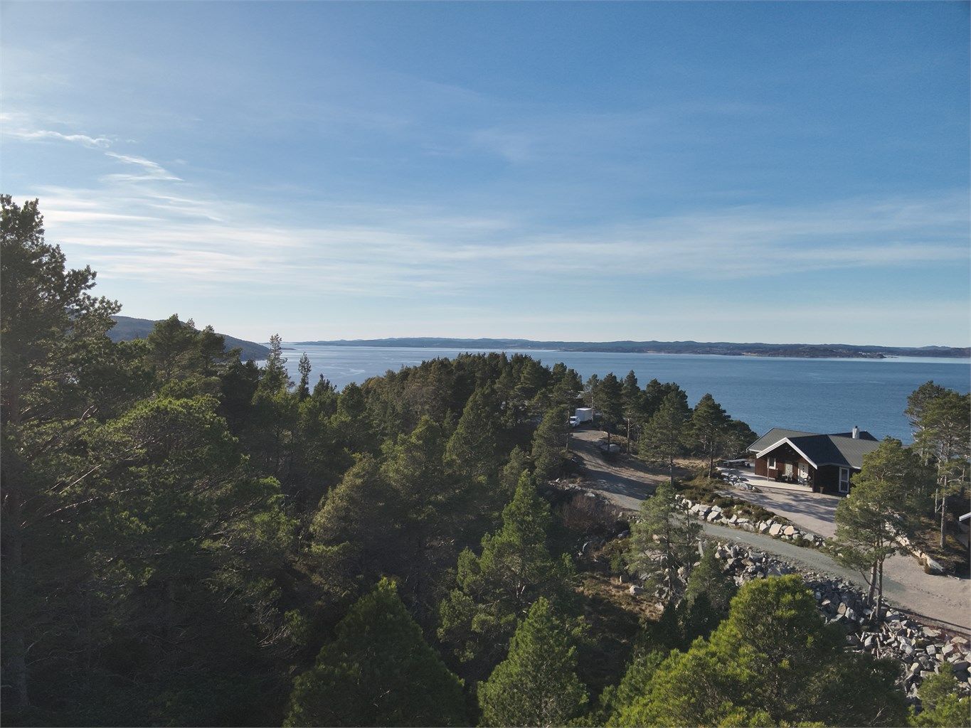 Tomten ligger på Sundlandet med kort vei til Hitra og kun ca. 1 time og 20min. fra Trondheim.