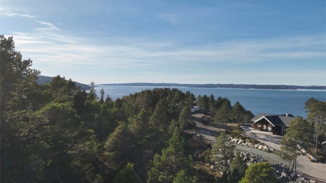Tomten ligger på Sundlandet med kort vei til Hitra og kun ca. 1 time og 20min. fra Trondheim.