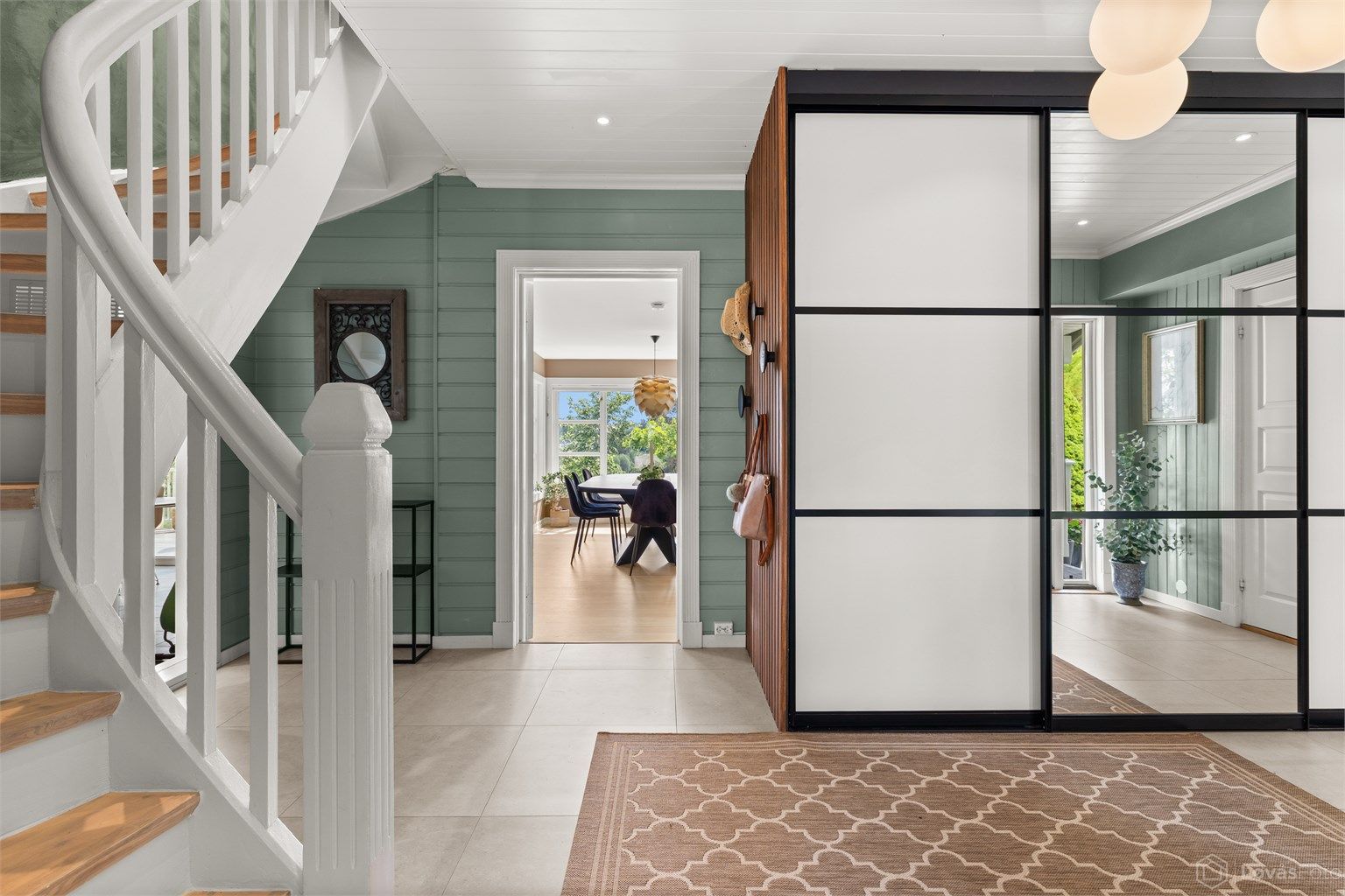 Romslig og innbydende entré med 60x60 fliser på gulv med gulvvarme, og stor skyvedørsgarderobe. Takhøyde på ca. 2,56 meter bidrar til en luftig og åpen romfølelse.