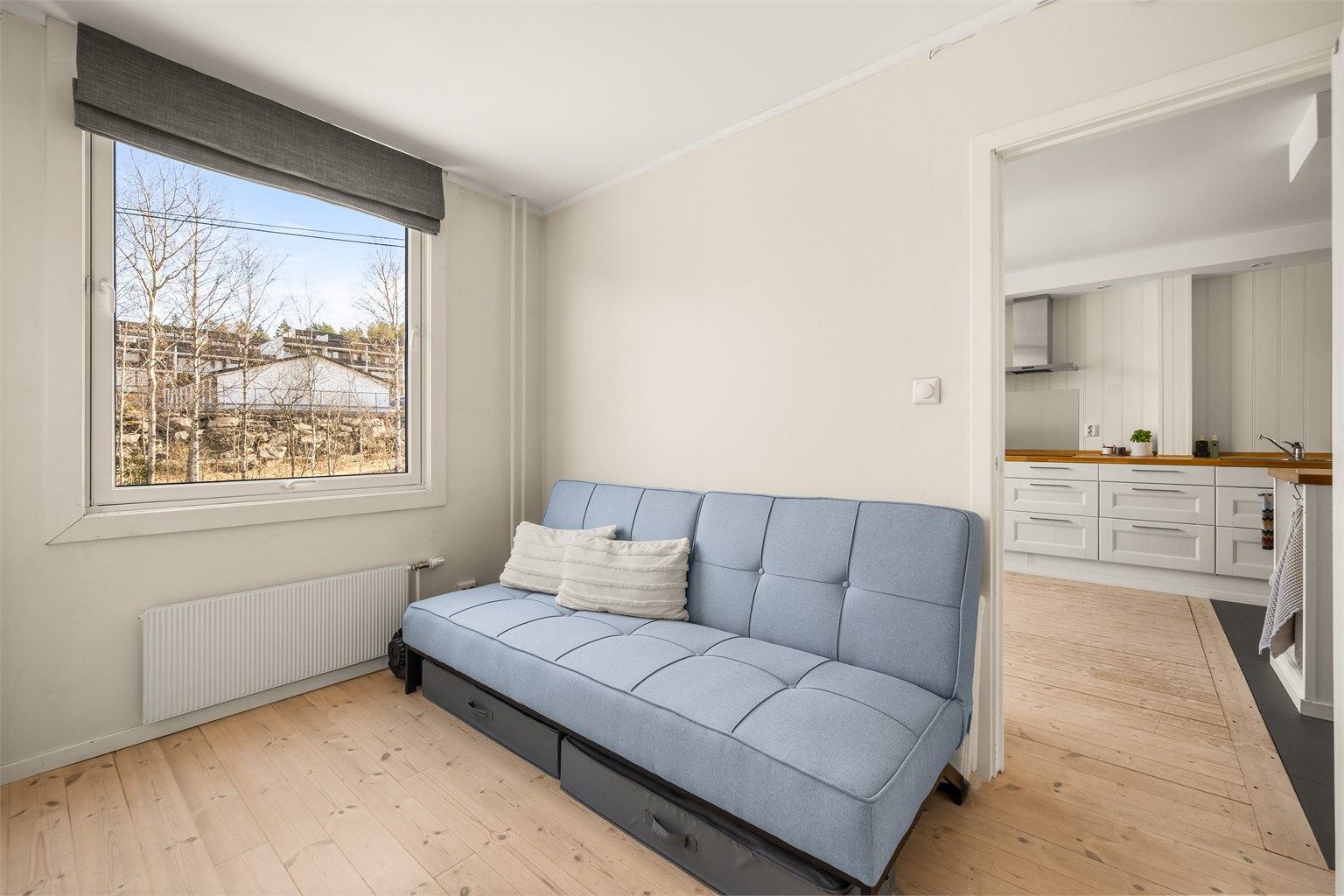 God plass til seng, garderobeskap og skrivebord.