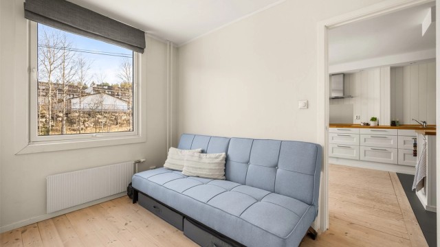 God plass til seng, garderobeskap og skrivebord.