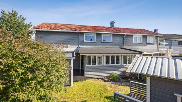 Hagen er opparbeidet med plen, busker, trær og diverse beplantninger. En hyggelig lekestue gleder de minste.