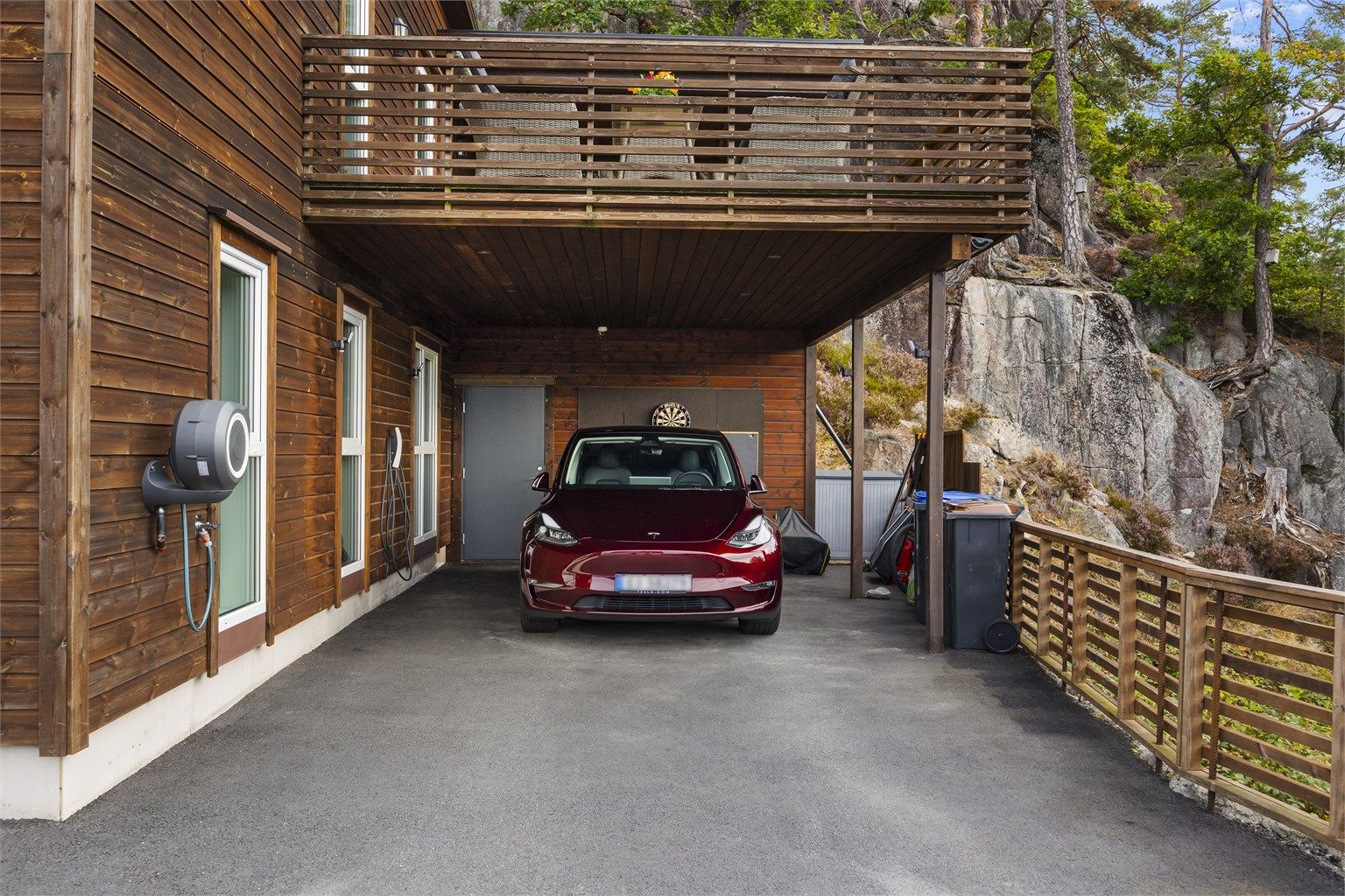 Carport med montert elbillader og direkte adkomst til utvendig bod.