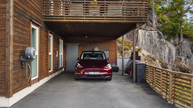 Carport med montert elbillader og direkte adkomst til utvendig bod.