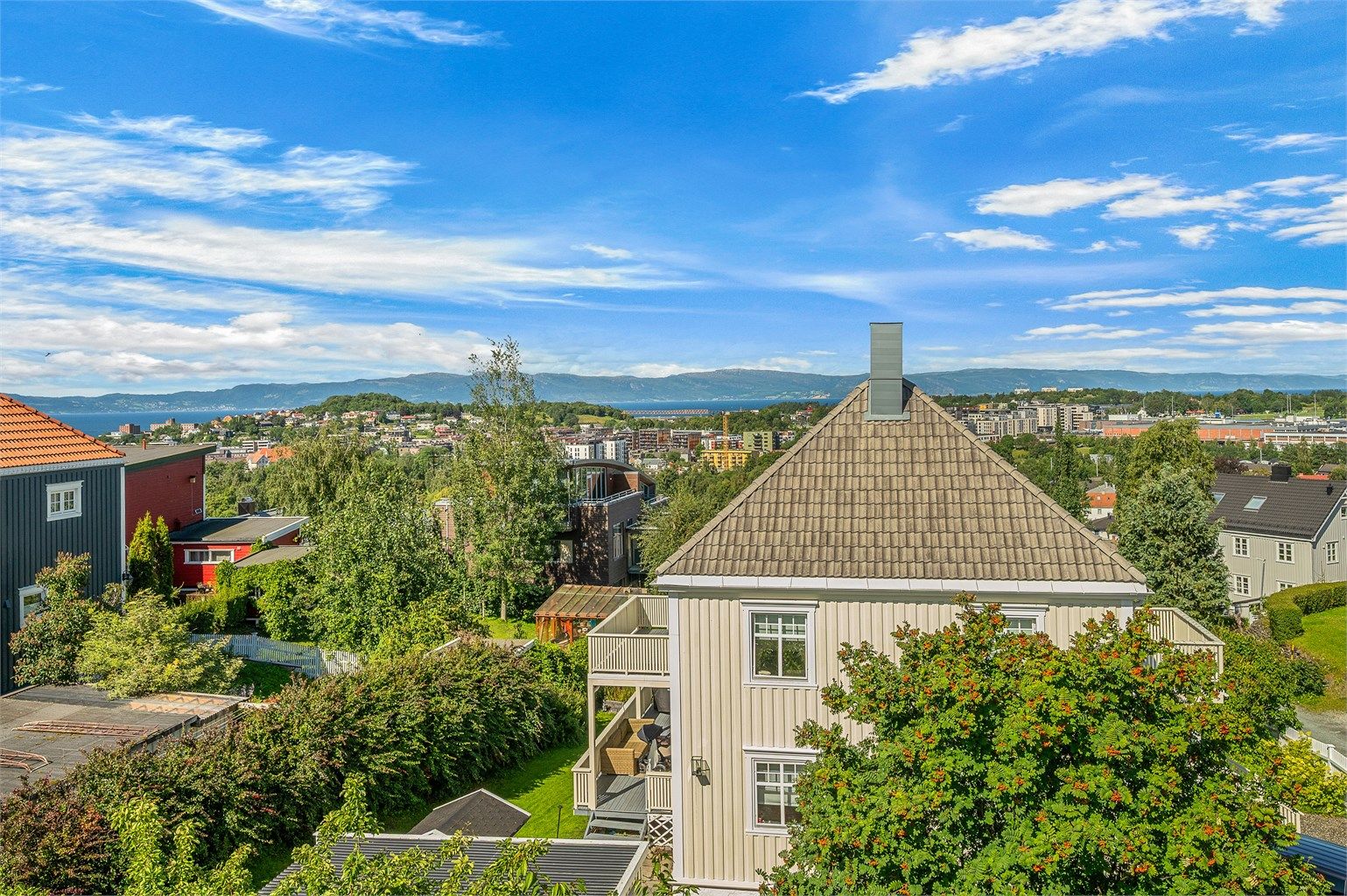 Flott og vidstrakt utsikt over Trondheim, fjorden og landskapet på andre siden – en kvalitet som virkelig må oppleves.