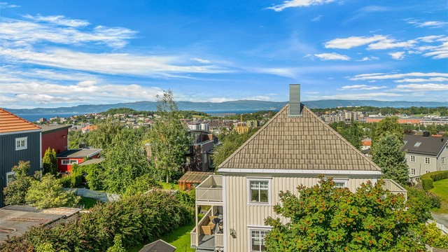 Flott og vidstrakt utsikt over Trondheim, fjorden og landskapet på andre siden – en kvalitet som virkelig må oppleves.