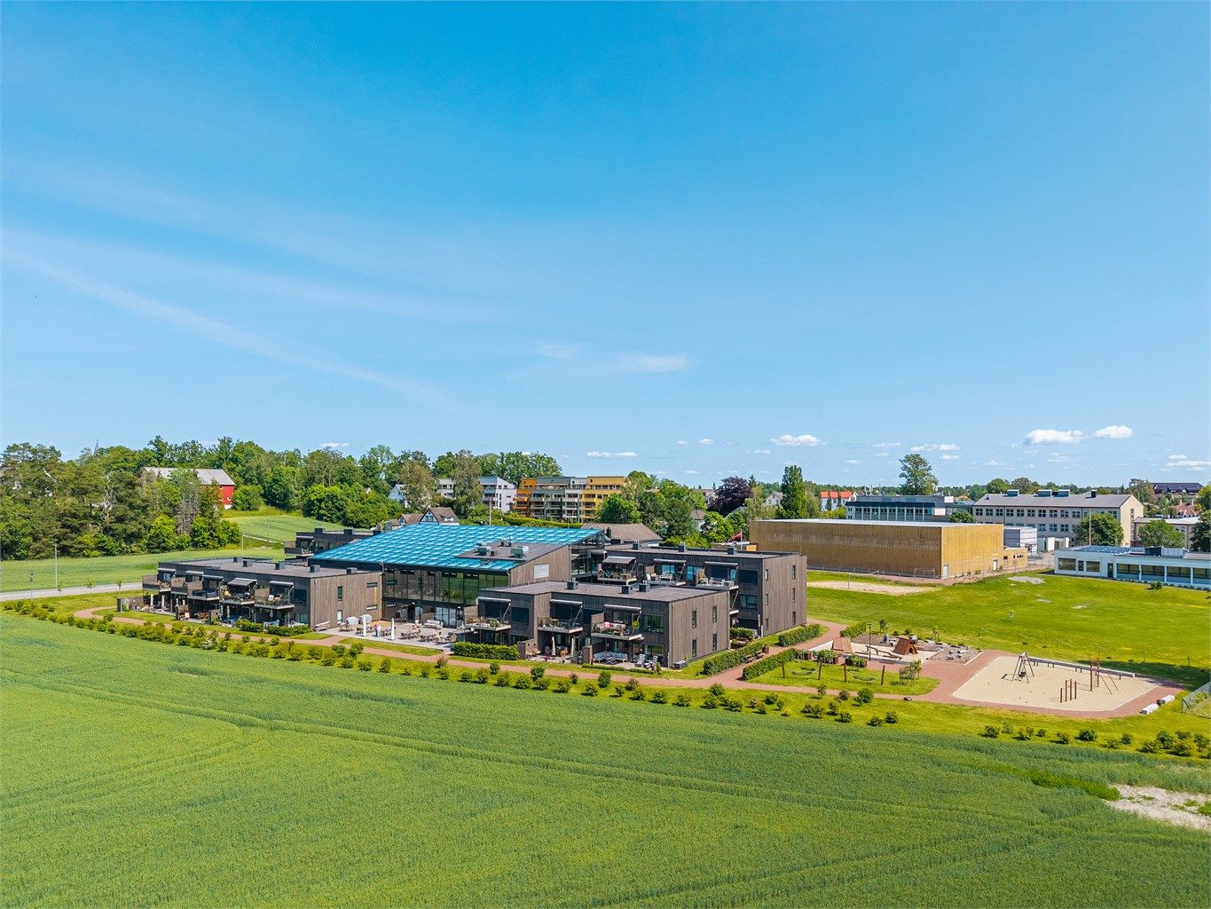 Leiligheten ligger på enden, tilbaketrukket i sameiet og har en usjenert og privat beliggenhet med sol fra morgen til kveld. 