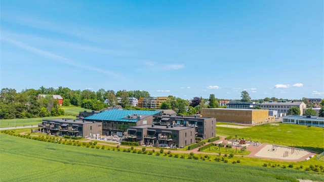 Leiligheten ligger på enden, tilbaketrukket i sameiet og har en usjenert og privat beliggenhet med sol fra morgen til kveld.