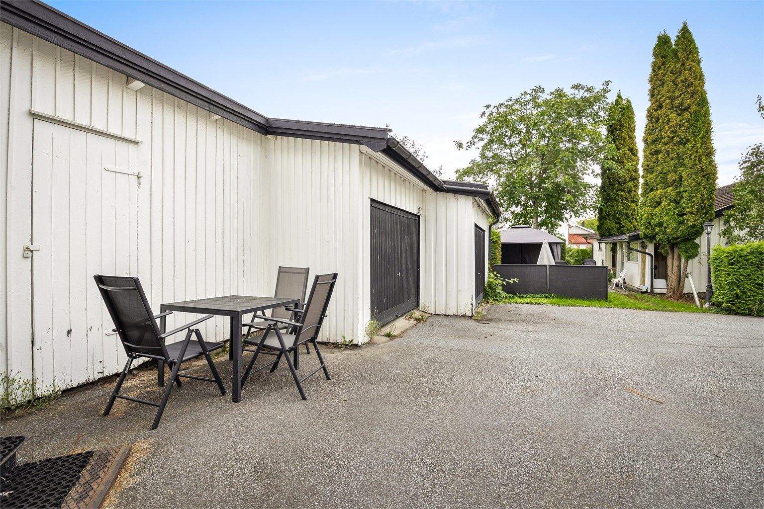Boligen har to medfølgende parkeringsplasser i garasjen (ikke godkjent). Begge parkeringsplassene er seksjonert til denne seksjonen iht. seksjoneringsbegjæringen.