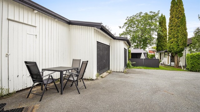 Boligen har to medfølgende parkeringsplasser i garasjen (ikke godkjent). Begge parkeringsplassene er seksjonert til denne seksjonen iht. seksjoneringsbegjæringen.