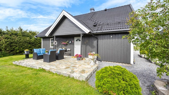 En skjermet og hyggelig uteplass ved inngangspartiet.