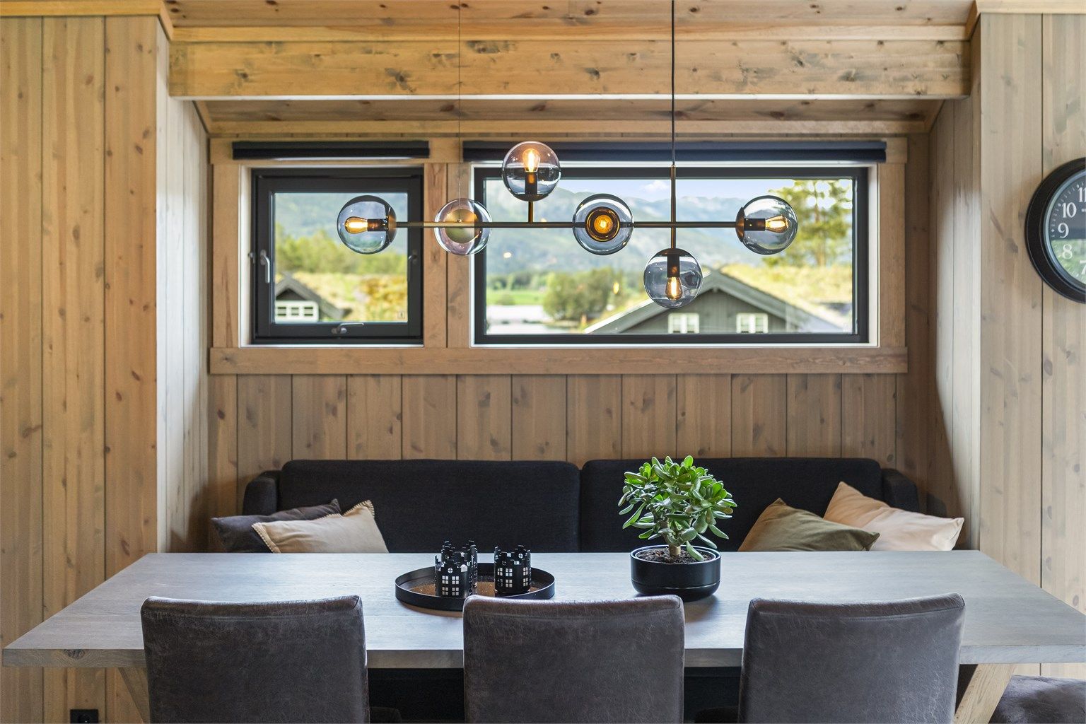 Spiseplassen er en naturlig del av allrommet, med god plass for familie og venner.