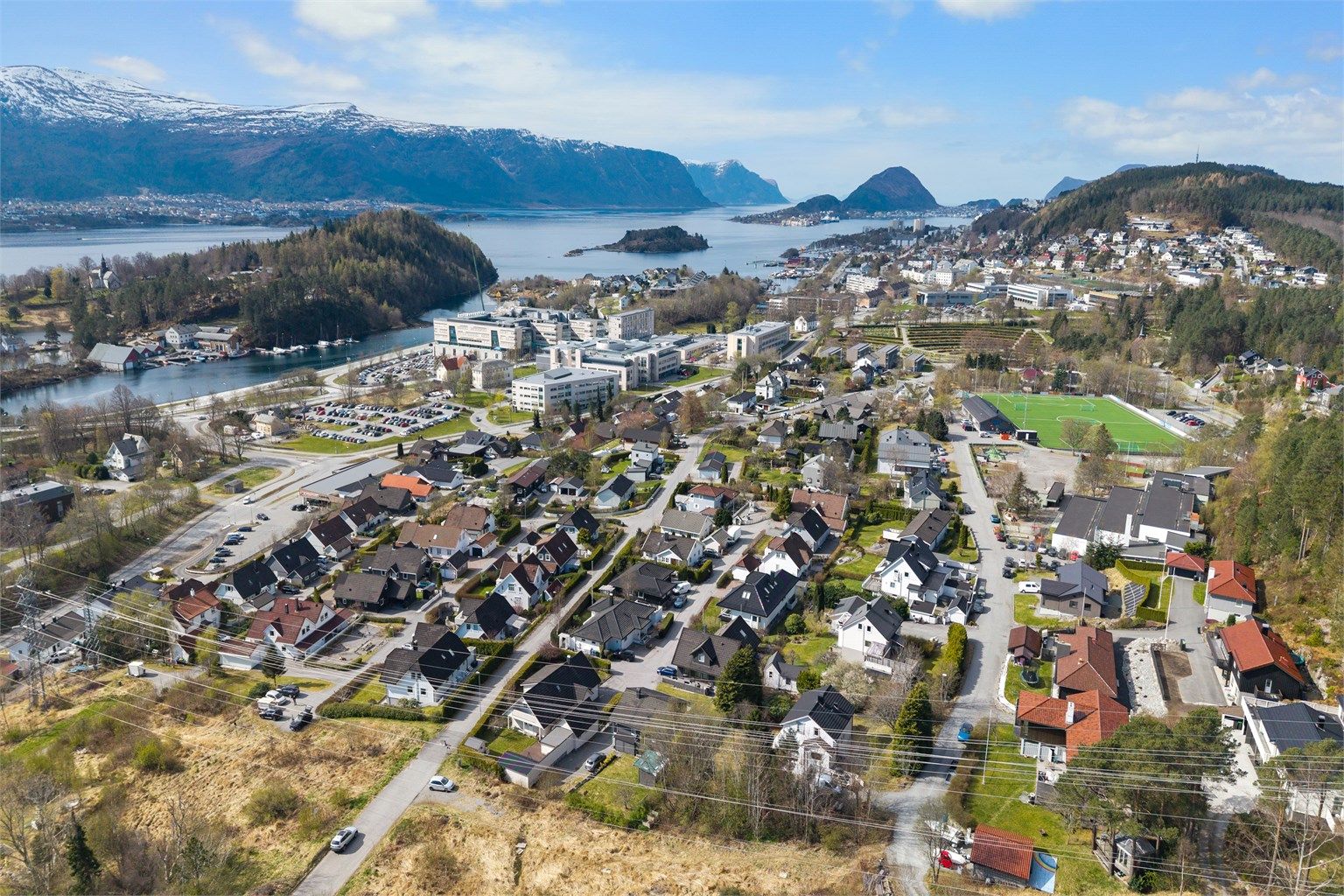 Nærområdet byr på fine turstier, blant annet fra Fagerlia til Akslafjellet, og kort avstand til sentrum