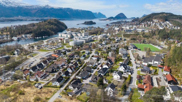 Nærområdet byr på fine turstier, blant annet fra Fagerlia til Akslafjellet, og kort avstand til sentrum
