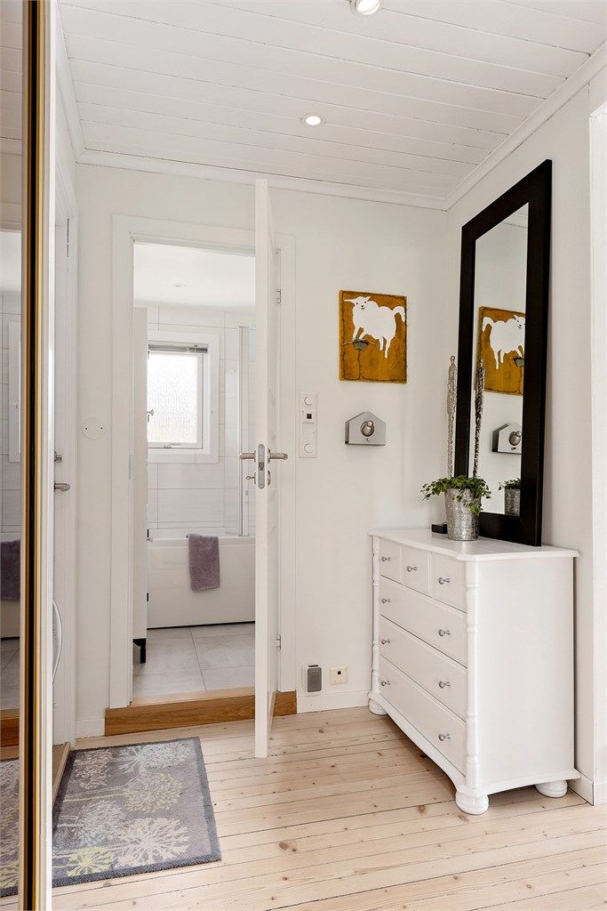 Adkomst fra entre til lyst og fint bad, pusset opp i 2018
