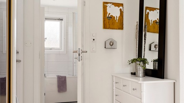 Adkomst fra entre til lyst og fint bad, pusset opp i 2018