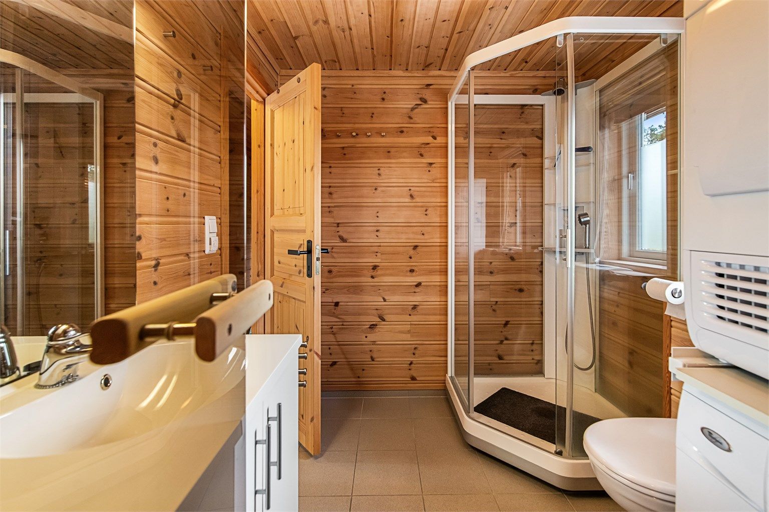 Badet har vegghengt toalett for enklere renhold.