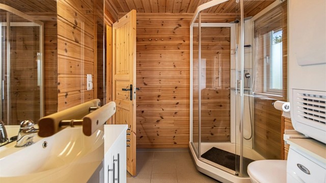 Badet har vegghengt toalett for enklere renhold.