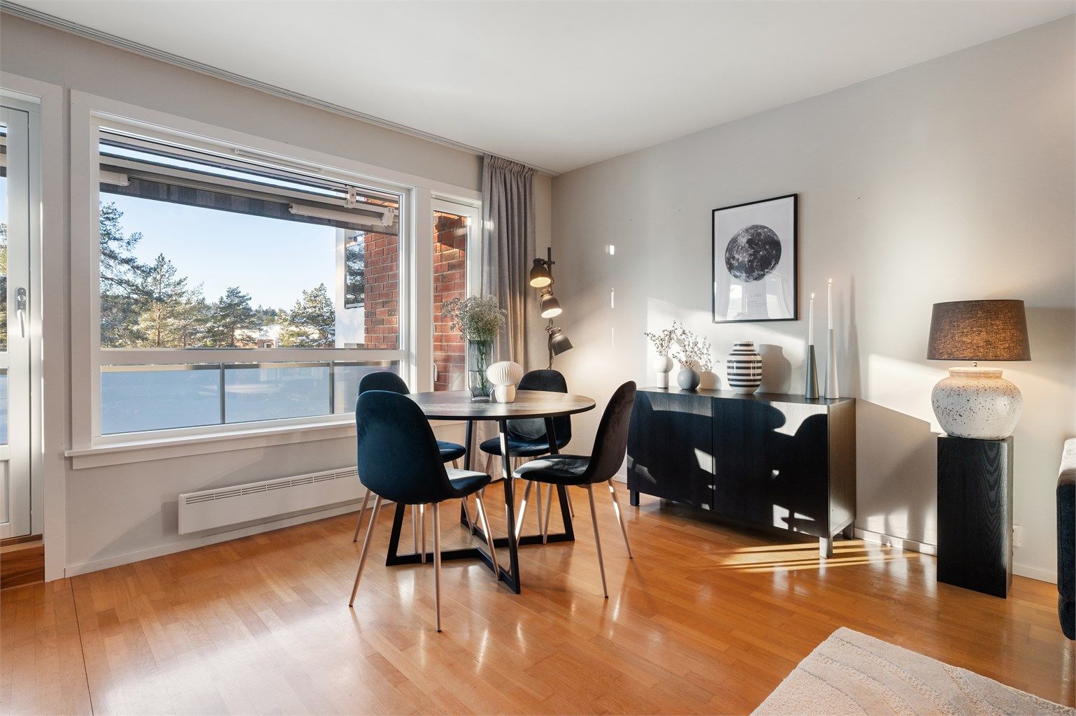 Store vindusflater fra 2024 sørger for godt med naturlig lys. 