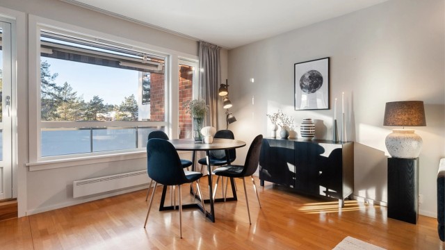 Store vindusflater fra 2024 sørger for godt med naturlig lys.