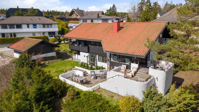 Den meget innholdsrike eneboligen i Fiskerveien ble oppført i 1983, etter tegninger utarbeidet for nettopp denne tomten.