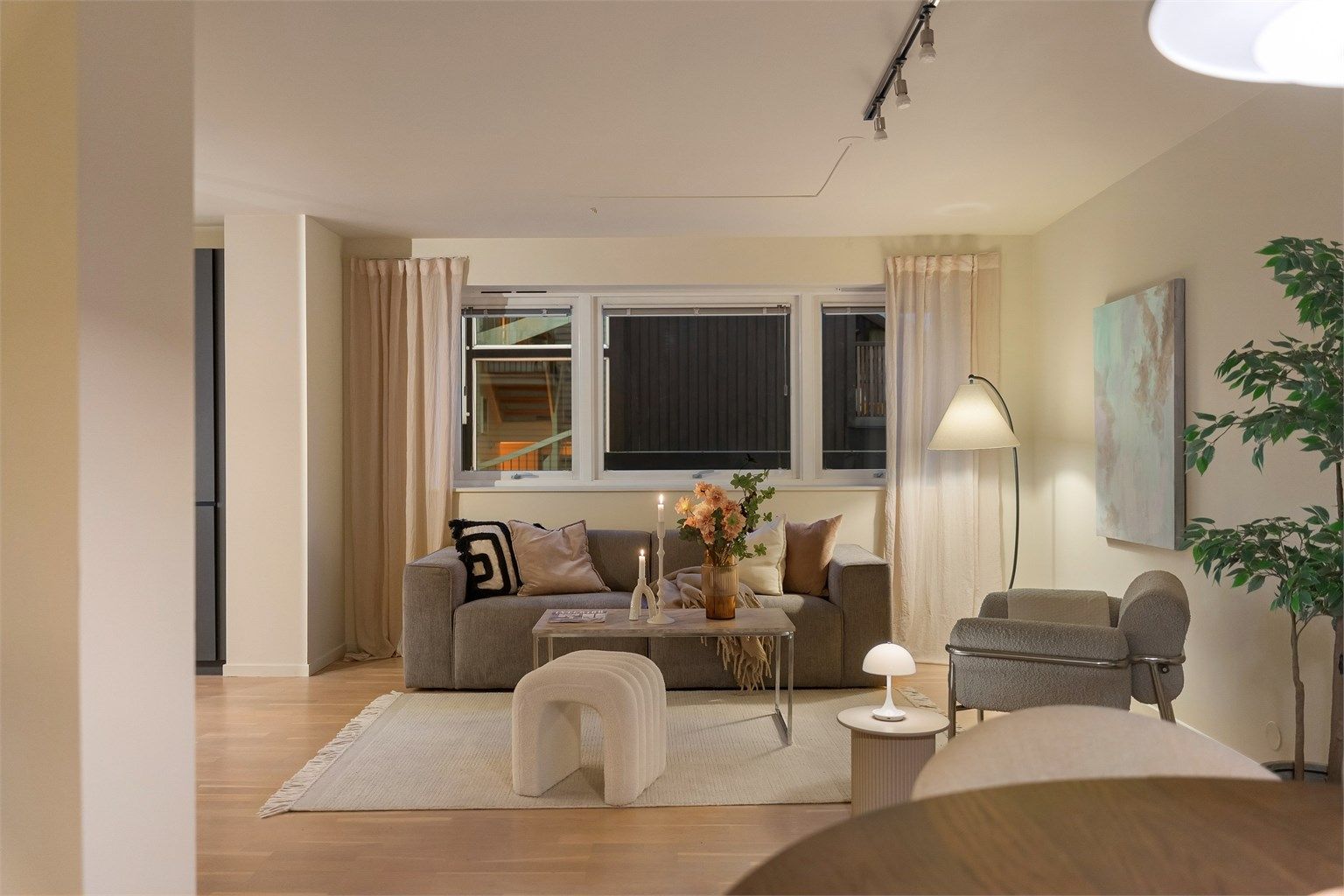 Stue med plass til sofagruppe, sett fra spiseplassen.