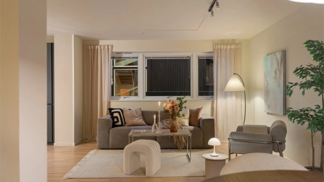 Stue med plass til sofagruppe, sett fra spiseplassen.
